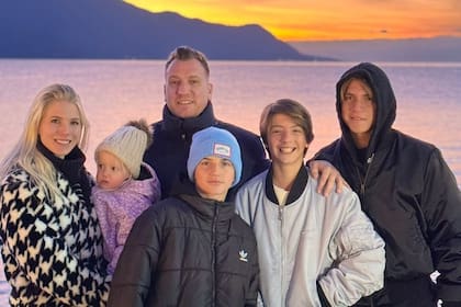 Daniela Christiansson, con su hija Elle en brazos, junto a Maxi López y los tres hijos del futbolista y Wanda Nara, Constantino, Benedicto y Valentino (Foto: Instagram @danielachristiansson)