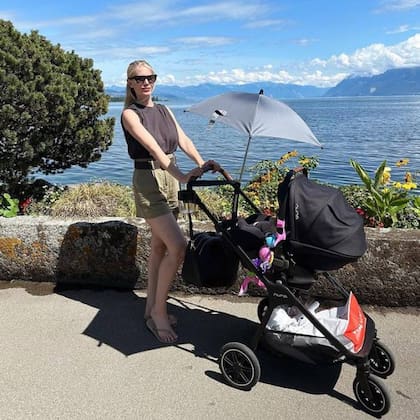 Daniela Christiansson visitó con Elle, la hija de ella y Maxi López, la ciudad suiza de Morge, donde nació la modelo