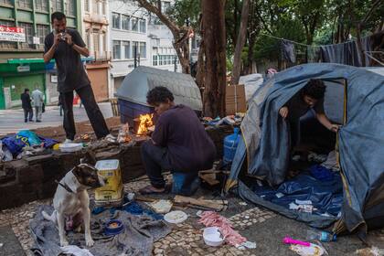 Daniela dos Santos cocina una comida en su toldo improvisado en el centro de San Pablo