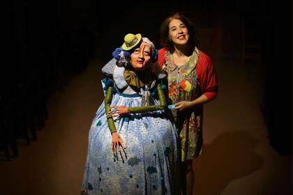 Daniela Fiorentino con uno de sus personajes