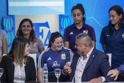 Daniela Giuliano junto Claudio Tapia y jugadoras de River Plate, Boca Juniors y Estudiantes de La Plata