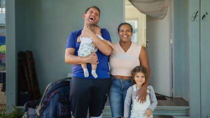 Daniela Martins y su familia vivieron en un refugio durante ocho meses antes de que se les presentara la oportunidad de ocupar una microcasa.