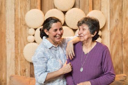 Daniela Olivera y su mamá, Mirta, cocinan para los huéspedes. 