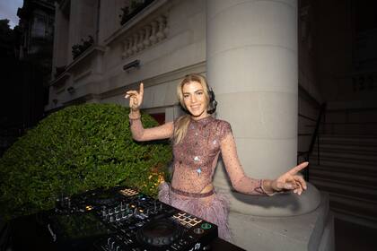 Daniela Urzi, en modo DJ, en el Palacio Duhau