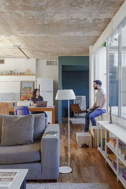 Daniela y Francisco nos recibieron en su departamento de Núñez, dentro del edificio que proyectó el estudio de arquitectura de su hermano y cuñado, respectivamente