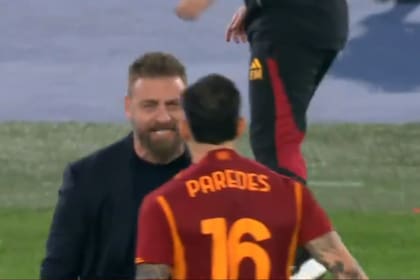 Daniele de Rossi y el efusivo festejo con Leandro Paredes, luego del triunfo de Roma