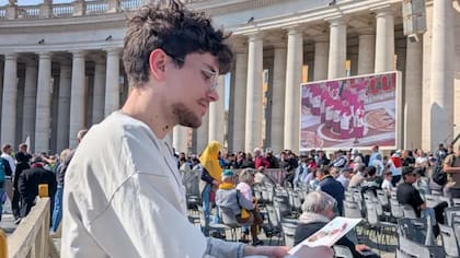 Daniele Mazzanti es uno de los cientos de jóvenes que en las últimas horas acudieron al Vaticano a rendirle homenaje a Francisco