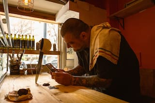 El cocinero que llegó de Cerdeña, triunfó en televisión y sorprende a sus clientes con trufas y langostas