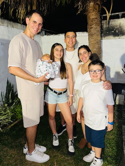 Daniella Mastricchio con sus cuatro hijos -Valentín, Sol, Bautista y Clara-y su marido, Matías