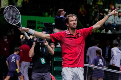 Daniil Medvedev de la Federación Rusa de Tenis celebra la victoria de su equipo después de derrotar al alemán Jan-Lennard Struff durante su partido de semifinales de tenis de la Copa Davis en el estadio Madrid Arena en Madrid.