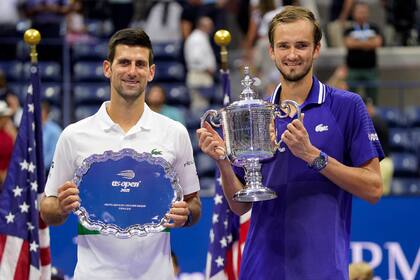 Daniil Medvedev, de Rusia, derecha, y Novak Djokovic, de Serbia, posan para fotos después de que Medvedev derrotara a Djokovic en la final masculina individual del campeonato de tenis del Abierto de Estados Unidos, el domingo 12 de septiembre de 2021 en Nueva York.