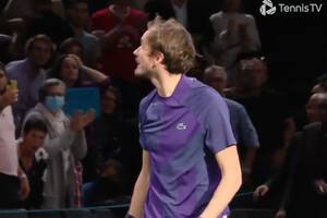 Daniil Medvedev se cruza con el público parisino tras perder el partido ante Alex De Miñaur