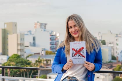 Danisa posando junto a su primer libro.