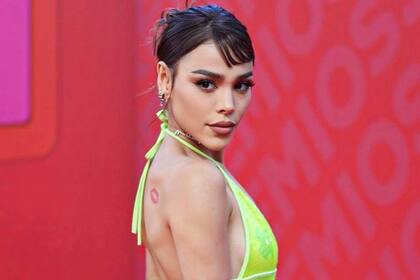 Danna Paola optó por un look amarillo como uno de los atuendos que lució en la gala de los Premios Juventud 2022