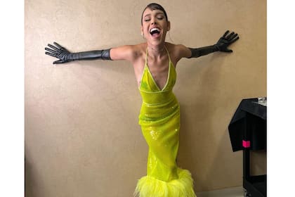 Danna Paola optó por un look amarillo como uno de los atuendos que lució en la gala de los Premios Juventud 2022