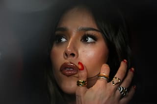 Danna vive el romance y el melodrama de las telenovelas en el video de “Khe Calor”