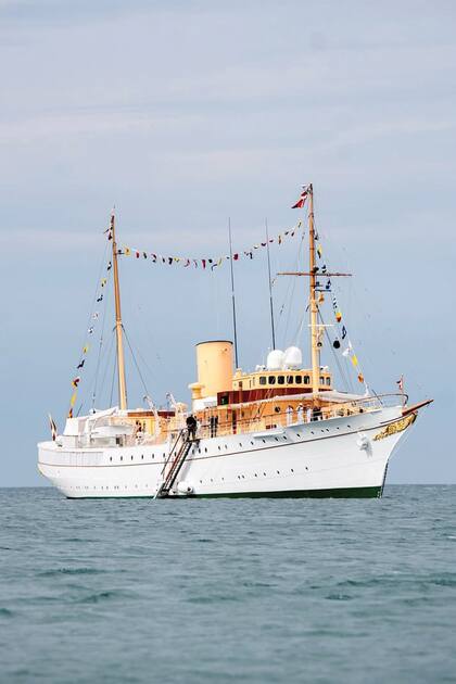 Dannebrog, el barco construido en acero en 1932 que hoy es una residencia flotante de la corona danesa y con el que la familia real realiza las giras anuales por su país y también las visitas oficiales a países vecinos