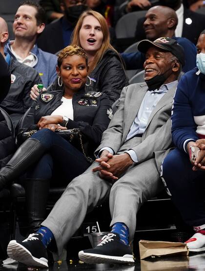 El actor Danny Glover fue uno de los fanáticos que este fin de semana no quisieron perderse el partido de la NBA entre los equipos Denver Nuggets y Atlanta Hawks Friday