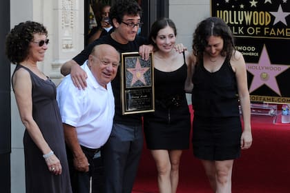 Danny DeVito, en 2011, junto a sus hijos y a Rhea cuando recibió su estrella en el paseo de la fama