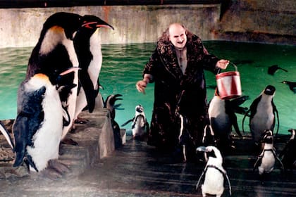 Danny DeVito en la piel del espeluznante Pingüino de Tim Burton
