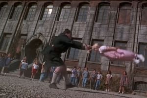 Danny DeVito reveló cómo grabaron la escena de Tronchatoro con la nena de las trenzas: “Estás volando”