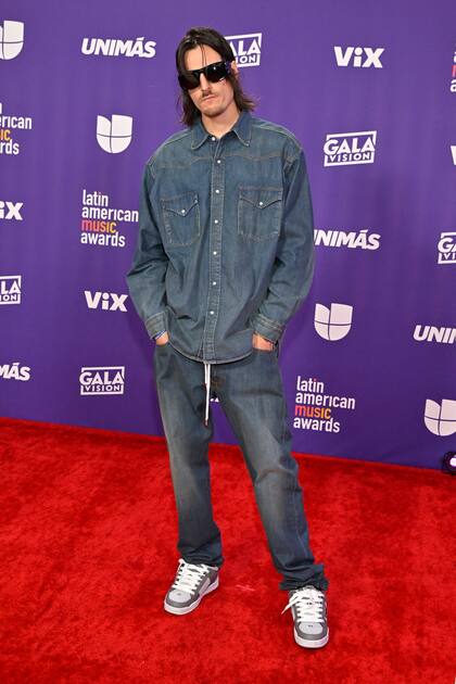 Danny Ocean optó por un look muy informal que contrastó con el glamour de la alfombra roja de los Latin American Music Awards