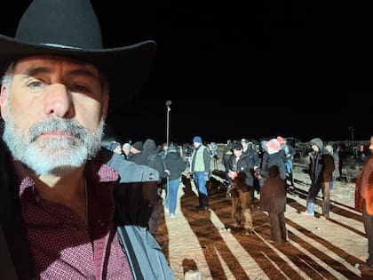 Danny Pardo en la piel de El Don -su personaje en High Rollers-, en un alto en el rodaje