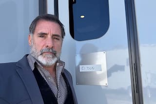 Fue valet parking y vendedor, descubrió su pasión por la actuación y hoy es el elegido de John Travolta para un film