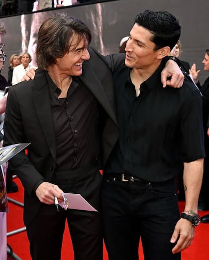 Danny Ramírez y Tom Cruise en el estreno de Top Gun: Maverick.