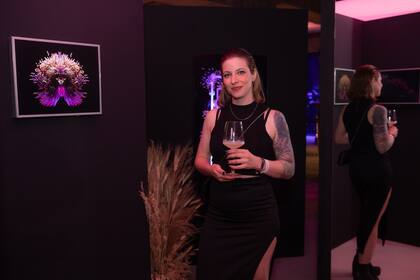 Dano Marello frente a su obra, Espejismo improbables.