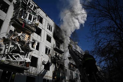 Daños en Chuguiv tras los bombardeos rusos. (Photo by Aris Messinis / AFP)