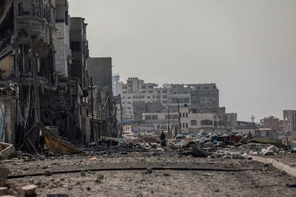 Daños en edificios provocados por los ataques aéreos israelíes en Ciudad de Gaza, el sábado 28 de octubre de 2023.