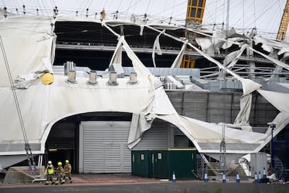 Daños en el techo del O2 Arena causados por fuertes vientos en Londres el viernes.