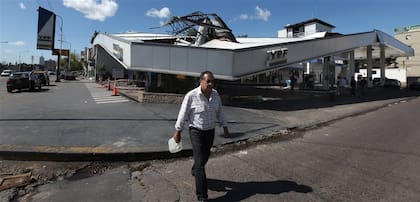 En Rivadavia al 12.200, en Ciudadela, cedió el techo de una estación de servicio