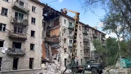 Daños en un ataque con misiles en Lugansk. (Russian Emergency Ministry Press Service via AP)