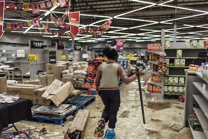 Daños en un centro comercial saqueado en Vosloorus, Sudáfrica