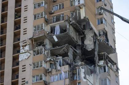 Daños en un edificio residencial de Kiev atacado con misiles