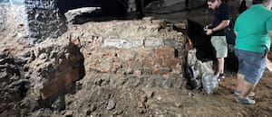 Hacían una obra en el Mercado de San Telmo y tiraron piezas arqueológicas a un volquete