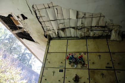 Daños profundos en los techos de los pasillos que alojan los nichos