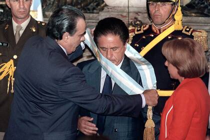 Dante Camaño y la entrega de la banda a Eduardo Duhalde el el 1º de enero de 2002