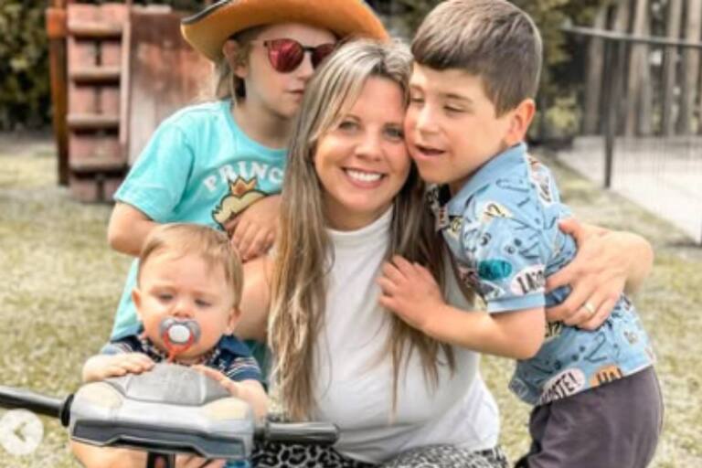 Dante con su madre y sus hermanos