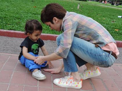 Dante es hijo de Paulina, mamá de Clara. Clara es la mejor amiga de China