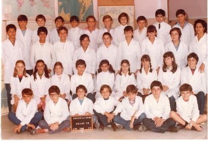 Dante está sentado en el suelo y es el tercero de derecha a izquierda