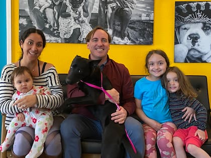 Dante fue adoptado por una familia con niños.