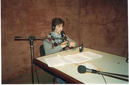 Dante Gebel en sus comienzos en radio Cristiana de Munro, Buenos Aires, a principios de la década del 90