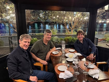 Dante Gebel, en un restaurante de Puerto Madero con Mario Pergolini y Daniel Darling, a quienes el pastor considera como "sus socios"