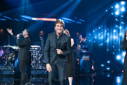 Dante Gebel en uno de los dos servicios de cada domingo en River Arena