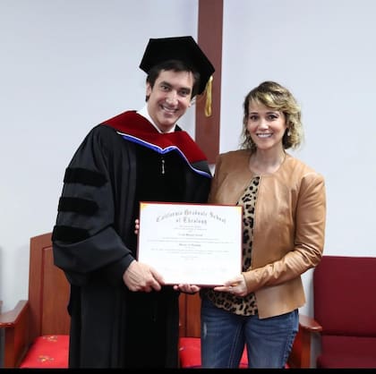 Dante Gebel recibió el título de Doctor en Divinidad (Honoris Causa). Le fue otorgado por la California Graduate School of Theology en el 2019