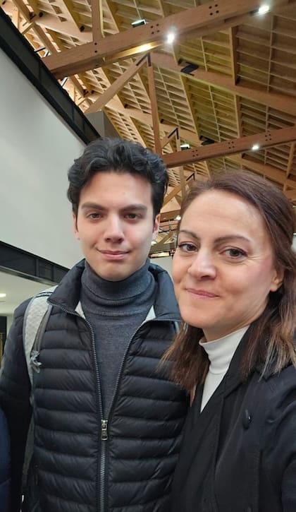 Dante Gianni Bettiga junto a su madre Carla. Fuente: gentileza