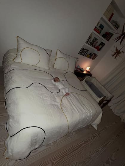 Dante dormindo na cama dos pais